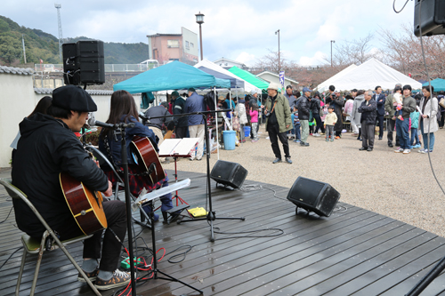 アコースティックライブを楽しみながら、グルメを味わう来場者でにぎわった