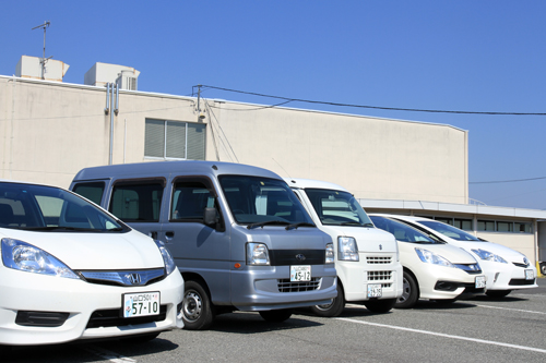 キャンプ地招致の機運を盛り上げようと市公用車6台のナンバーを交換した