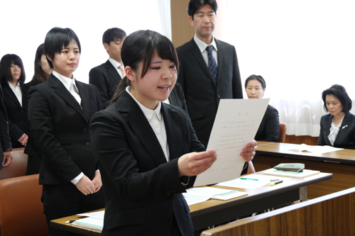 宣誓を行ったのは明倫小学校の西村友希先生