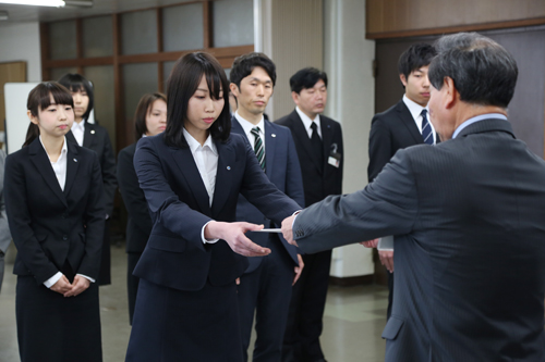 一人ひとりに大西市長から辞令が手渡される