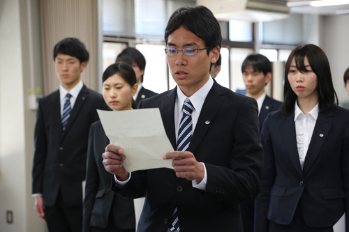 新規採用職員を代表して、高見雄飛さんが宣誓を行った