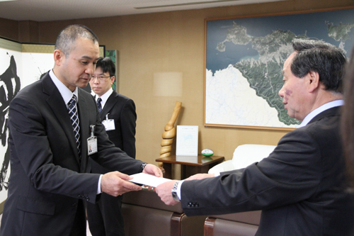 吉田幸司主幹に辞令が交付される