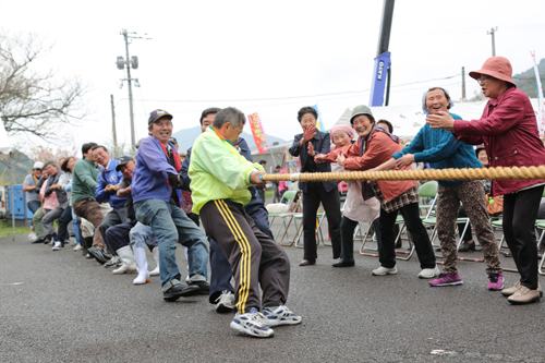 地区対抗綱引きは、青海・大泊・大日比地区が2セット連取で勝利