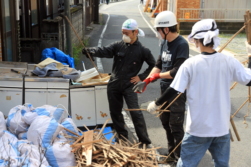 作業の指導は下関市の建築士 木村大吾さん