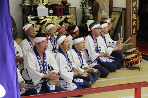 通鯨唄保存会が「祝え目出度」「朝のめざめ」の2曲を奉納