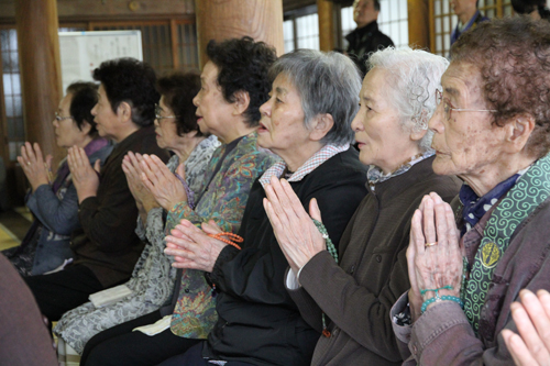 地域住民を中心に約100人が参列