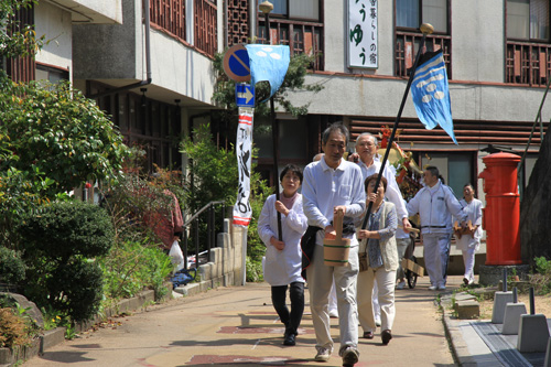 温泉街を神輿を担いで練り歩く