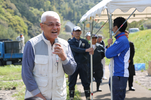 「一緒に楽しく、元気に放流しましょう」と三隅川保全部会の福田部長があいさつ