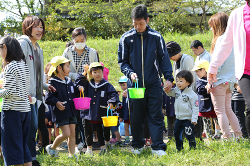 親子で参加し、バケツを持って放流場所へ