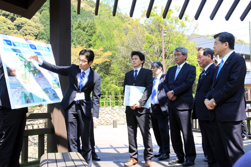 長門湯本温泉観光まちづくり計画について、現地で説明