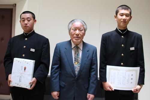 10年連続で会場設営に協力した深川中学校野球部に感謝状が贈られた