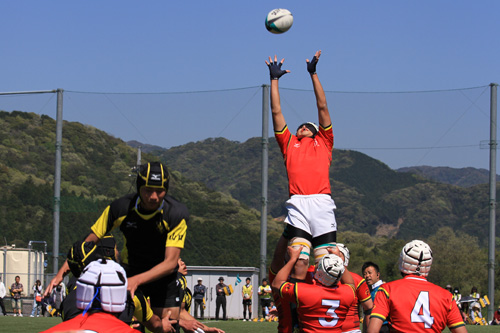 ラインアウトでの競り合い