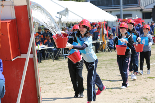 女性9チームによる水バケツ競技も行われた