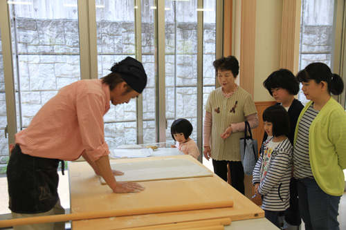 時期限定でオープンする幻のそば屋、そば打ちの様子に子どもも夢中