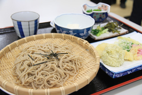 俵山で採れる山菜をたっぷり使った山菜天ざる