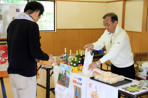 地酒ほれぼれの試飲販売や特産品の販売も