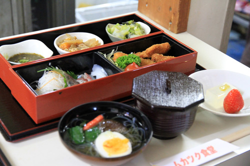 長門市の食材をたっぷり使用した一日限定の「ムカツク食堂」