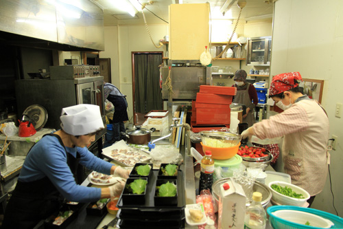 地元の女性グループなど有志らが母の味を伝えたいと企画