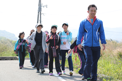 友人や家族と参加し、自然を楽しみながら歩く