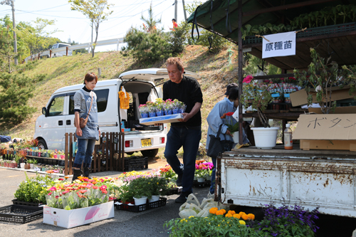花や野菜の苗なども販売された