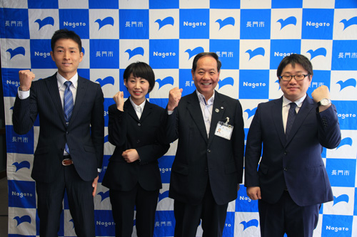 新たに着任した3人の協力隊（左から一ノ枝さん、岡さん、大西市長、村尾さん）