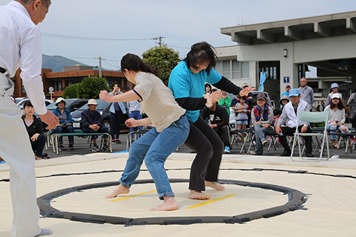 特設の土俵で行われた「長門女尻相撲」