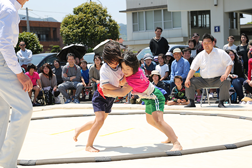 小学生男女が学年別の試合に臨んだ「わんぱく相撲長門場所」