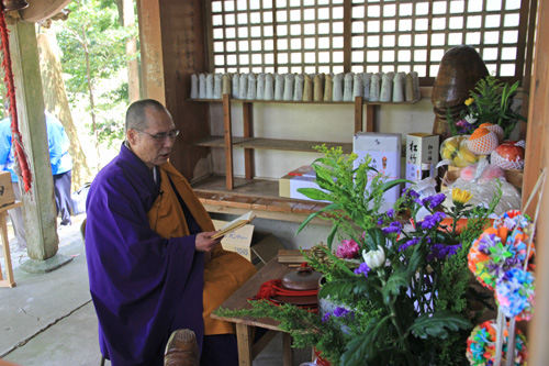 能満寺の村上住職による読経