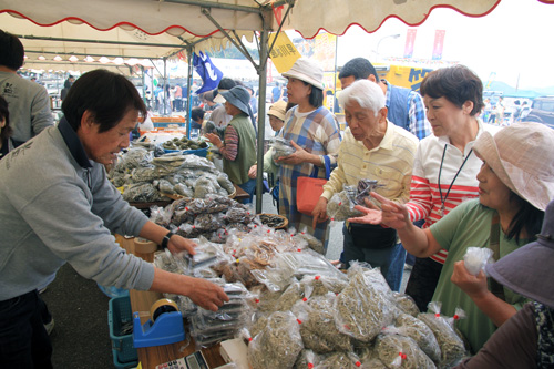 地元産の水産加工品や野菜が人気