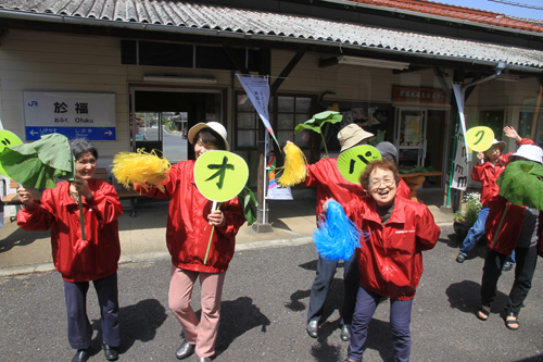 美祢線沿線の駅では、地元住民らがおもてなし