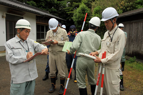 危険ため池の点検内容を報告する担当者