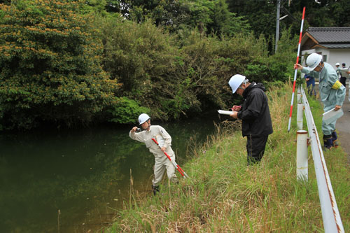 異物の混入や陥没がないかため池の状況を確認する