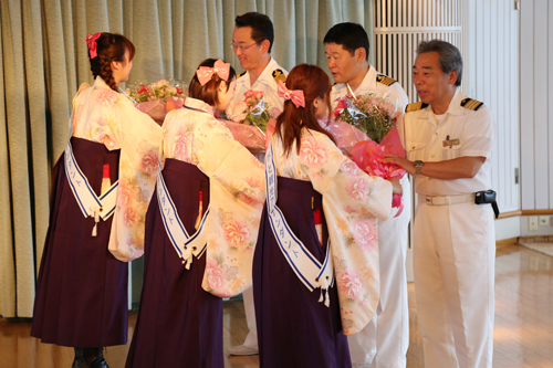 観光アテンダントから、船長らに花束が贈呈される