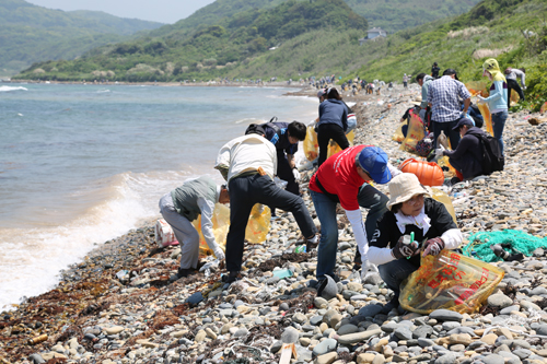 油谷大浦海岸でごみを拾う参加者