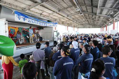 大浦漁港前で行われた開会式