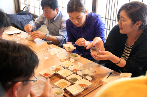 4種類の塩と12種類のスパイスを組み合わせオリジナル調味料を楽しむ