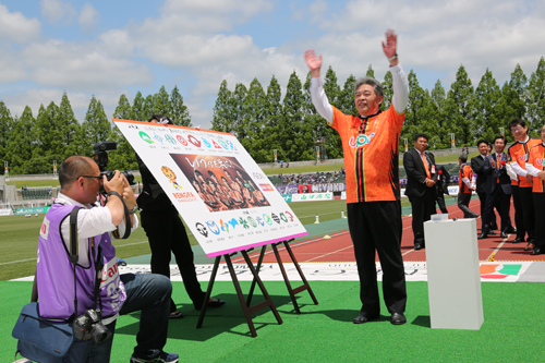 サポーターの声援に手を振って答える磯部副市長