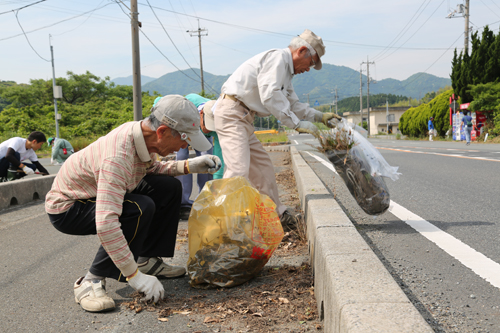 全種目のスタート・ゴールとなる油谷総合運動公園周辺を清掃