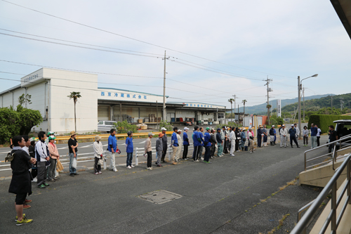 午前の部には、実行委員会のメンバーや一般のボランティアなど約100人が参加