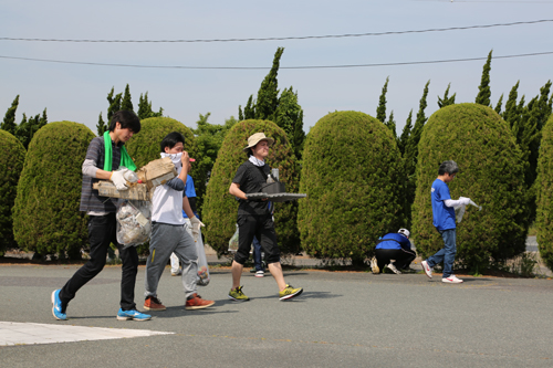 ごみを拾って集積場所に運ぶ