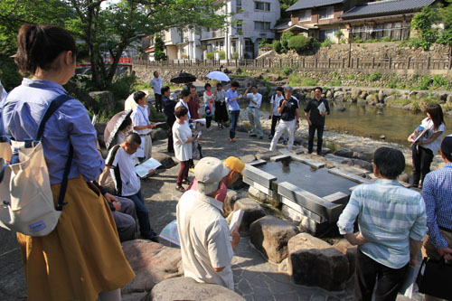 湯本温泉街をまわりながら、景観デザインの魅力や問題点を洗い出す
