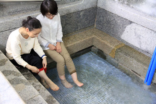 恩湯内の男湯、女湯は足湯として無料開放