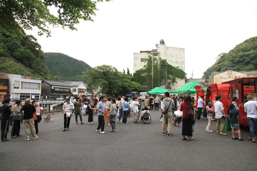 恩湯横駐車場はカフェ＆フードとして開放され、多くの人でにぎわった