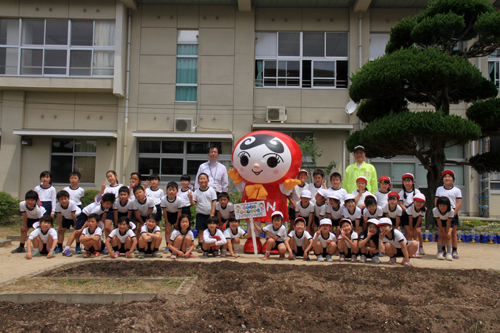 仙崎小学校2年生43人がヒマワリの種を植え付け