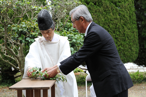 玉ぐしを捧げる村田清風顕彰会の福江博史会長