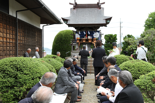 約30人の参列者が順に玉ぐしを捧げる
