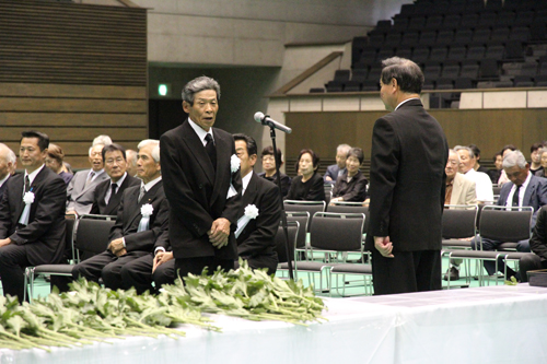 謝辞を述べる長門市連合遺族会の花岡久雄会長