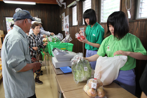 生徒が栽培・加工した商品を、生徒自身が販売