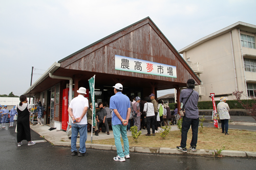 開店前から市場の前には行列ができた