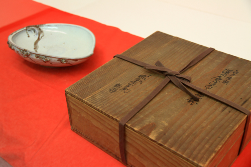 江戸時代後期の作品で、箱書きには12代田原陶兵衛の文字が
